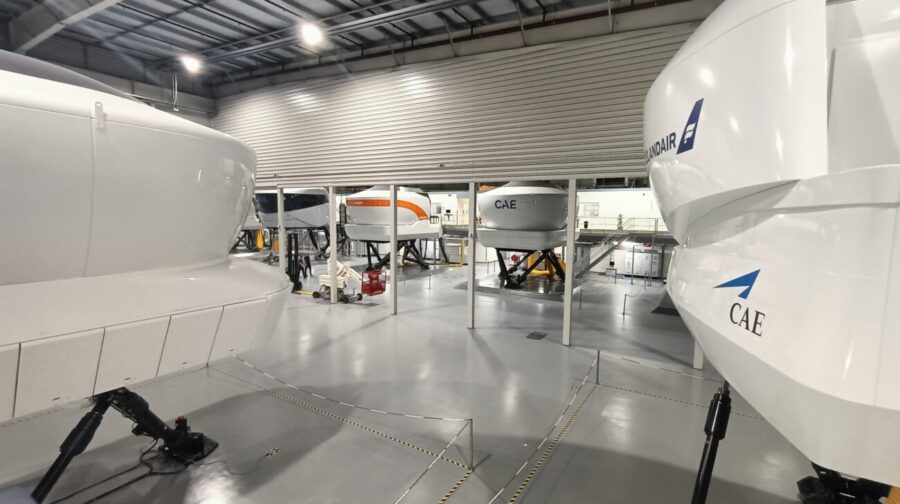 picture of a flight simulator room.