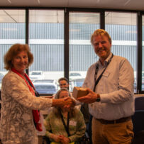 IMG_7647 Melanie ter Meulen presents a small gift to Floris van Wiggen.