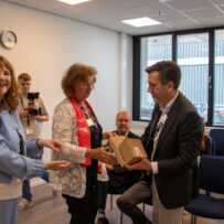 IMG_7648 Melanie ter Meulen and Julie Allen present a small gift and plaque to Michael Verstaeeg.