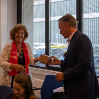 IMG_7649 Melanie ter Meulen presents a small gift to Lodewijk Govaerts.